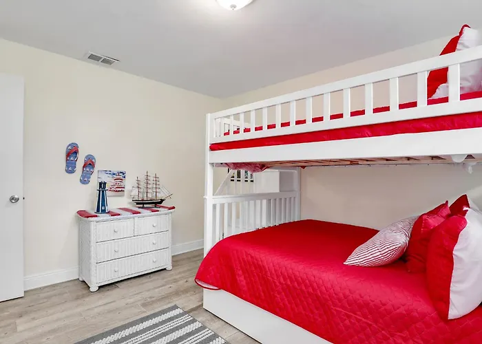 5 Beds 3 Bdr 2 Bath Heated Pool, Grill, Patio