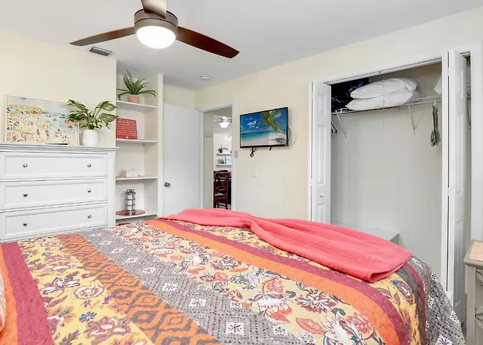 5 Beds 3 Bdr 2 Bath Heated Pool, Grill, Patio