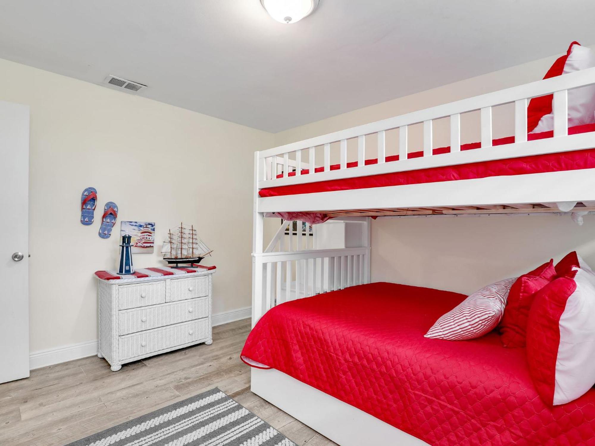 Holiday home 5 Beds 3 Bdr 2 Bath Heated Pool, Grill, Patio