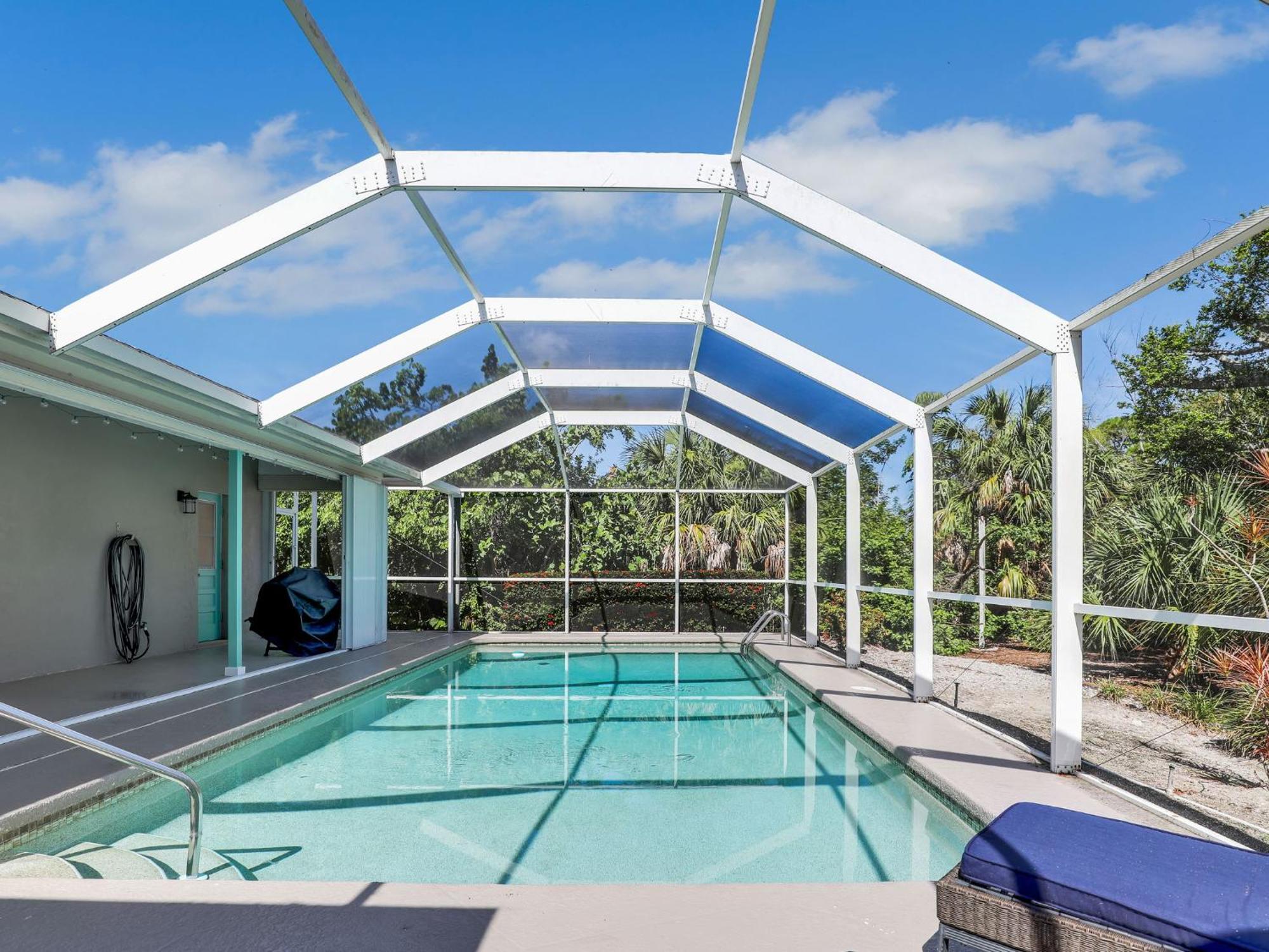 5 Beds 3 Bdr 2 Bath Heated Pool, Grill, Patio