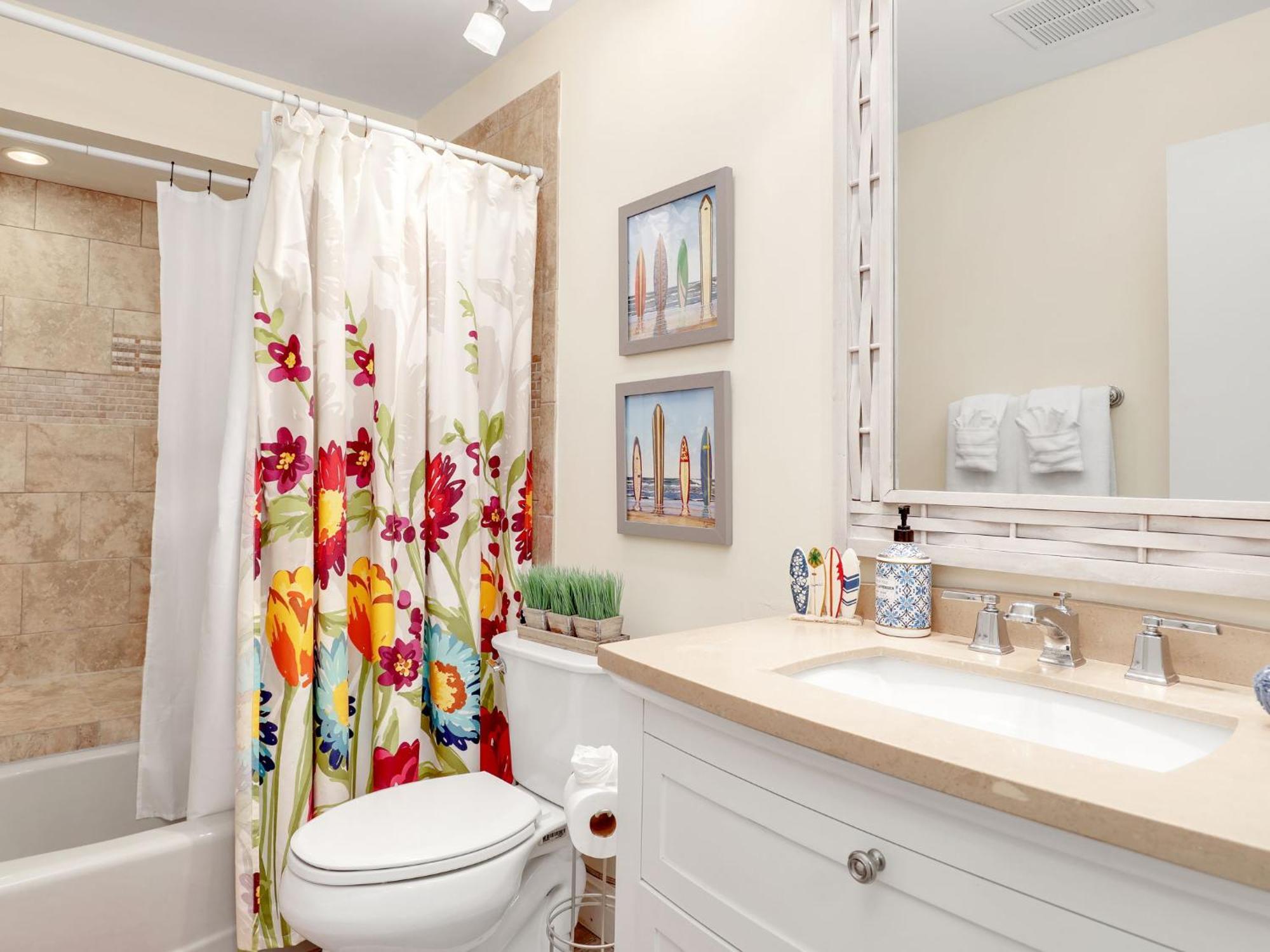 5 Beds 3 Bdr 2 Bath Heated Pool, Grill, Patio *