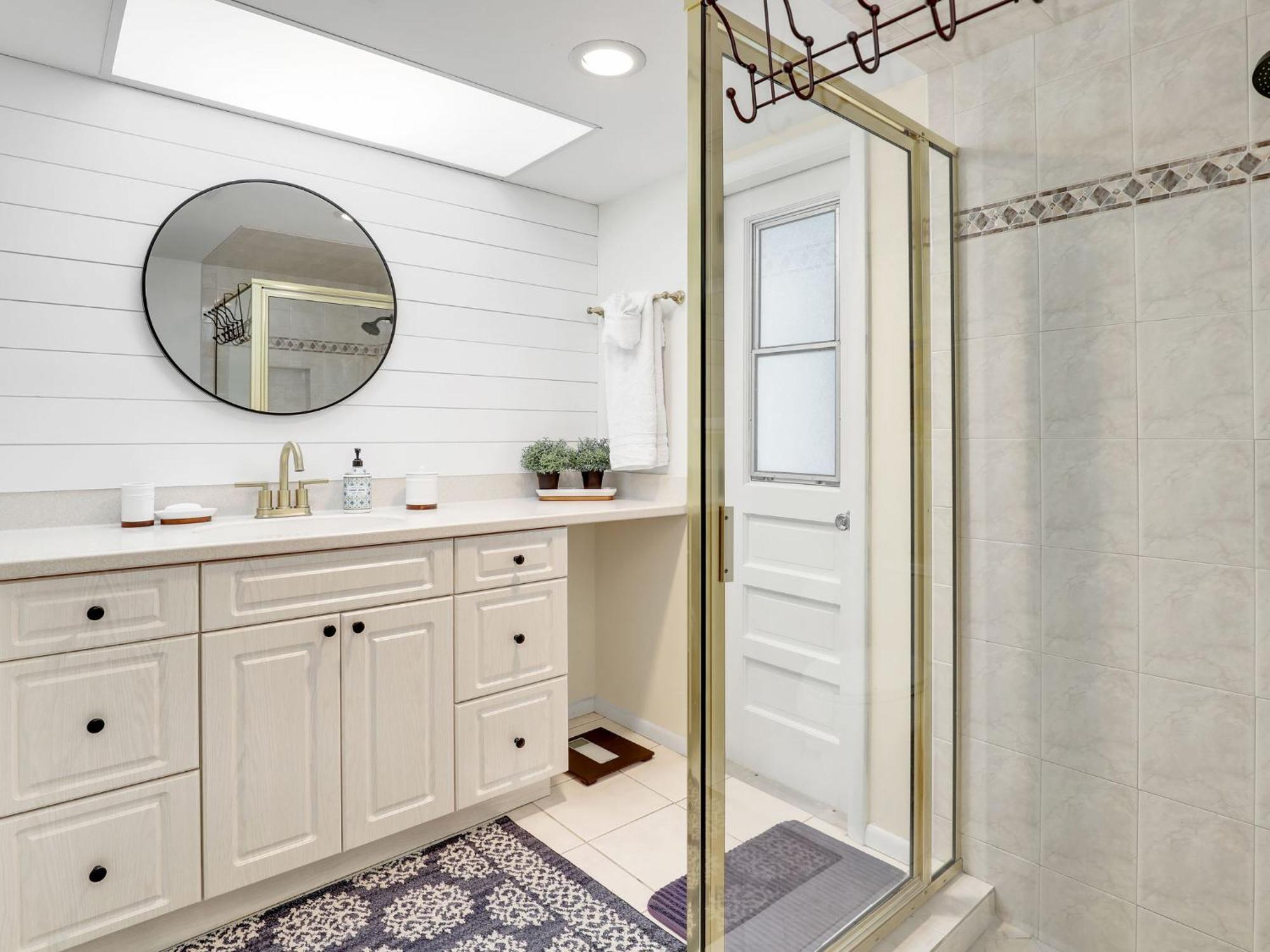 5 Beds 3 Bdr 2 Bath Heated Pool, Grill, Patio *